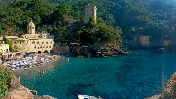 Sbarco sulla spiaggia dell'abbazia