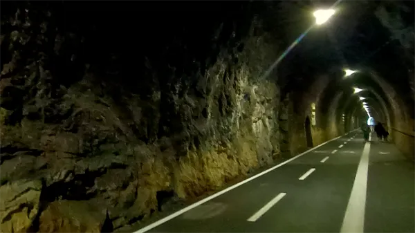 Particolare della galleria scavata nella roccia