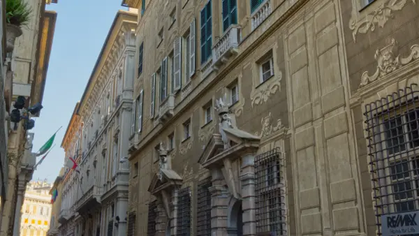 Dettagli delle facciate in Via Garibaldi