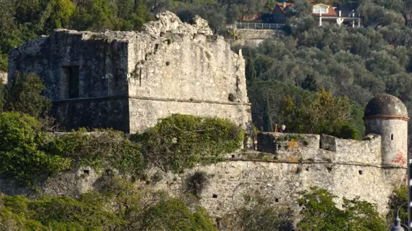 Ruderi della fortezza di Villafranca