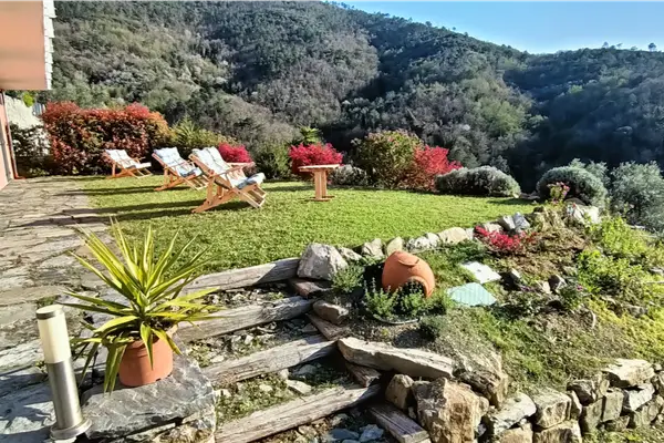 Il rilassante giardino dell'Agriturismo Orto dei Rolli a Moneglia