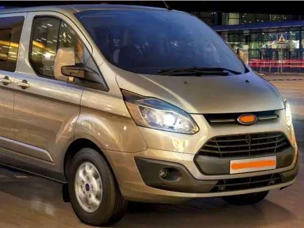Servizio navetta gratuito Ford Tourneo Custom per gli ospiti dell'Agriturismo Orto dei Rolli a Moneglia